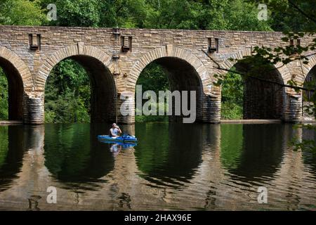 Crossville, Tennessee, États-Unis - le 28 août 2021 : le pont traversant le lac Bryd au parc national de Cumberland Mountain est situé sur le plateau de Cumberland, TH Banque D'Images