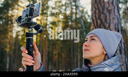 Femme tenant sur le film portable 3-axis Gimbal stabilisation Devic Banque D'Images