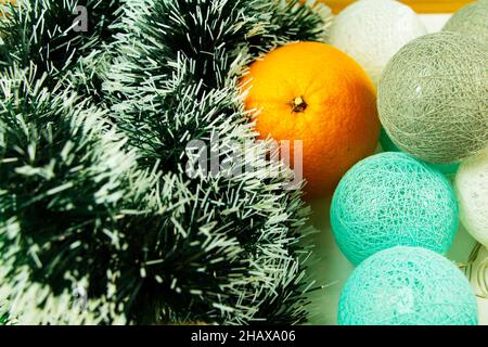 Composition de Noël avec des jouets de Noël sous forme de ballons Banque D'Images