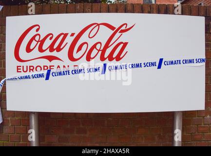 Londres, Royaume-Uni 15th décembre 2021.Extinction les activistes de la rébellion ont déversé des bouteilles en plastique et des boîtes en étain en dehors du siège de Coca-Cola European Partners à Uxbridge.En plus de la pollution mondiale, les activistes accusent le géant des boissons gazeuses de manipulation, de violations des droits de l'homme et de cupidité d'entreprise.Credit: Vuk Valcic / Alamy Live News Banque D'Images