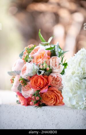 Bouquet de mariée de fleurs de pivoine rose, jaune et orange Banque D'Images