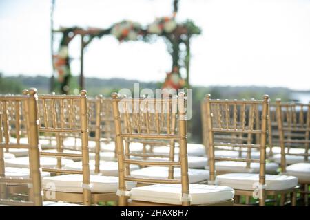 Chaises chiavari dorées lors de la cérémonie de mariage en plein air Banque D'Images