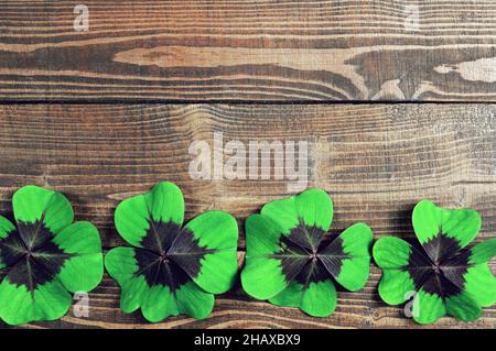 Bordure Shamrock sur fond de bois avec espace de copie Banque D'Images