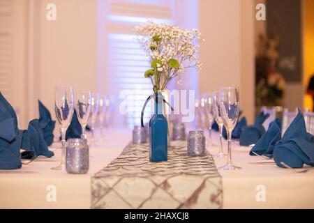 Table de cérémonie du dîner sur le thème violet au country club Banque D'Images