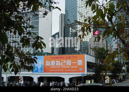 Hong Kong, Chine.15th décembre 2021.Une bannière est vue pour promouvoir l'élection du Conseil législatif dimanche.L'élection du Conseil législatif de Hong Kong de 2021 est prévue le 19 décembre 2021 pour le Conseil législatif de Hong Kong de 7th.(Image de crédit : © Keith Tsuji/ZUMA Press Wire) Banque D'Images
