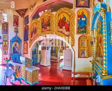 POLTAVA, UKRAINE - 22 AOÛT 2021 : l'intérieur préservé de la petite église historique du Sauveur décorée d'icônes dorées lumineuses et de bois sculpté Banque D'Images