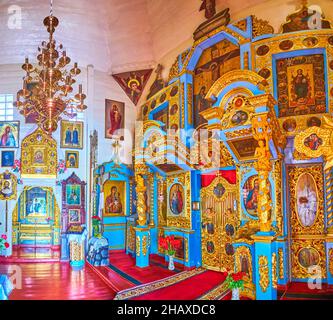 POLTAVA, UKRAINE - 22 AOÛT 2021 : le pittoresque autel en bois et en or de l'Église du Sauveur, les décorations historiques de l'ancienne église médiévale, Banque D'Images