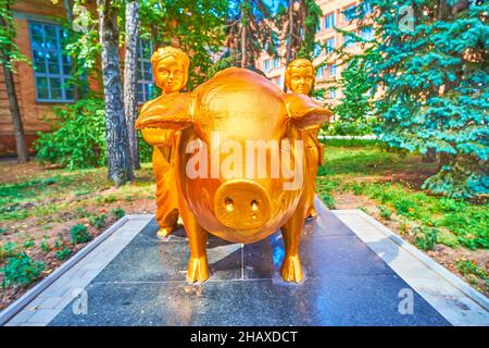 POLTAVA, UKRAINE - 22 AOÛT 2021 : l'université agricole de Poltava se vante d'une telle sculpture inhabituelle de cochon d'or, l'animal principal dans la population de cuisin Banque D'Images