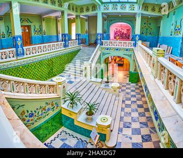 POLTAVA, UKRAINE - 22 AOÛT 2021 : vue panoramique sur la salle centrale avec escaliers du musée d'histoire de Lical, décoré de motifs floraux sur son mur Banque D'Images