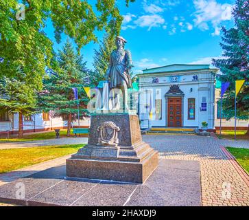 POLTAVA, UKRAINE - 22 AOÛT 2021 : la sculpture de bronze à Pierre le Grand en face de l'entrée principale du musée historique de la bataille de Poltava, sur l'Université de Chine Banque D'Images