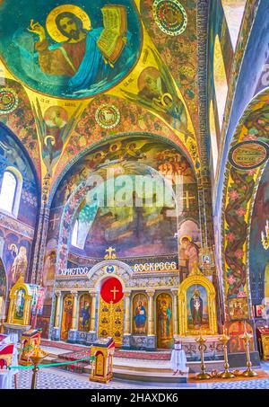 POLTAVA, UKRAINE - 22 AOÛT 2021 : le splendide intérieur avec des peintures murales colorées de l'église Saint Sampson, située sur le champ de bataille de Poltava, sur au Banque D'Images