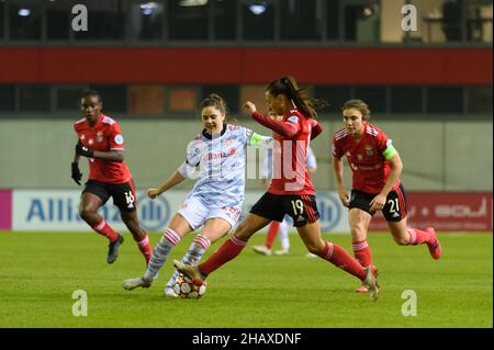 Munich, Allemagne.15th décembre 2021.Munich, Allemagne, décembre 15th 2021 : Sarah Zadrazil (25 FC Bayern Munich) et Catarina Amado (19 Benfica Lisbonne) lors de la rencontre du groupe de la Ligue des champions des femmes de l'UEFA entre le FC Bayern Munich et Benfica Lisbonne au campus du FC Bayern à Munich, en Allemagne.Sven Beyrich/SPP crédit: SPP Sport Press photo./Alamy Live News Banque D'Images