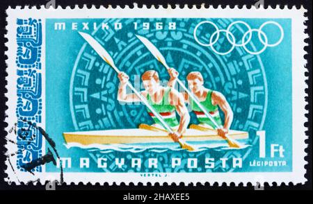 HONGRIE - VERS 1968 : un timbre imprimé en Hongrie montre le canoë-kayak, sports olympiques d'été, Mexique 68, vers 1968 Banque D'Images