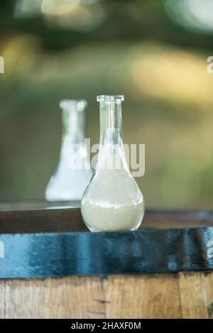 Deux bouteilles en verre en forme de génie remplies de sable pour la ceremomie de sable de mariage Banque D'Images