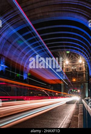 Photo verticale des sentiers lumineux colorés des voitures dans la rue la nuit Banque D'Images