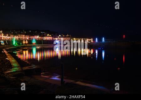 Mousehole,Cornouailles,15th décembre 2021, les gens visitent Mousehole pour voir les célèbres lumières de Noël dans les Cornouailles.À marée haute, les réflexions de lumière s'écouteront à travers le port.Il y a toutes les lumières traditionnelles de fête, y compris un chat et la souris.Credit: Keith Larby/Alamy Live News Banque D'Images