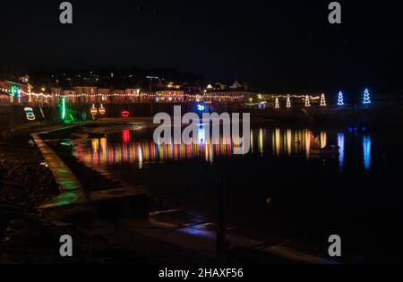 Mousehole,Cornouailles,15th décembre 2021, les gens visitent Mousehole pour voir les célèbres lumières de Noël dans les Cornouailles.À marée haute, les réflexions de lumière s'écouteront à travers le port.Il y a toutes les lumières traditionnelles de fête, y compris un chat et la souris.Credit: Keith Larby/Alamy Live News Banque D'Images