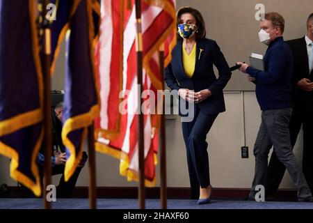 Washington, États-Unis.15th décembre 2021.Nancy Pelosi(D-CA), Présidente de la Chambre, arrive à une conférence de presse à HVC/Capitol Hill à Washington DC, Etats-Unis.Crédit : SOPA Images Limited/Alamy Live News Banque D'Images
