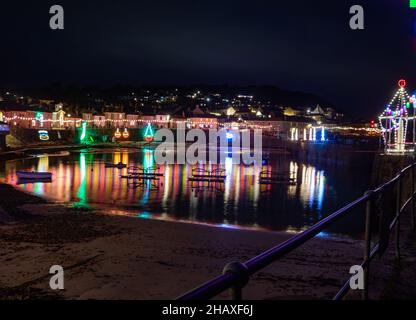 Mousehole,Cornouailles,15th décembre 2021, les gens visitent Mousehole pour voir les célèbres lumières de Noël dans les Cornouailles.À marée haute, les réflexions de lumière s'écouteront à travers le port.Il y a toutes les lumières traditionnelles de fête, y compris un chat et la souris.Credit: Keith Larby/Alamy Live News Banque D'Images