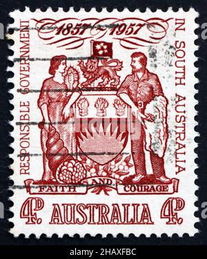 AUSTRALIE - VERS 1957 : un timbre imprimé en Australie montre les armoiries de l'Australie du Sud, centenaire du gouvernement responsable en Australie du Sud, c Banque D'Images