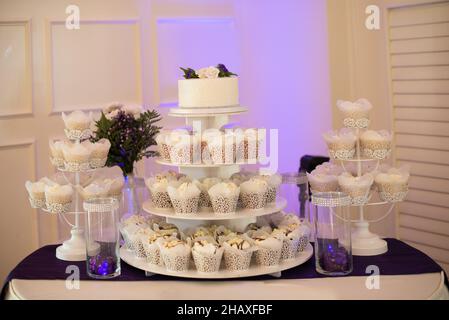 gâteau de mariage blanc aux quatre tiercupcake Banque D'Images