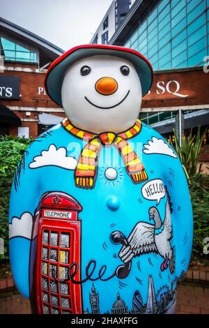 Quatre Calling Birds, Snowman numéro 4, partie d'un sentier de 12 Snowmen exposés sur Bromley High Street, conçu par Jenny Leonard, pris le 24 novembre 2021 Banque D'Images
