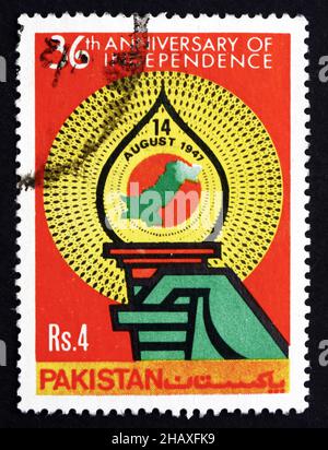 PAKISTAN - VERS 1983: Un timbre imprimé au Pakistan montre la flamme et la carte du Pakistan, 36th anniversaire de l'indépendance, vers 1983 Banque D'Images