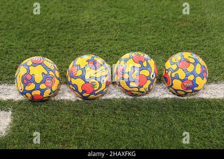 Londres, Royaume-Uni.15th décembre 2021.Un groupe de ballons de football d'hiver Nike Flight est visible dans une ligne avant le début du match.Match de première ligue, Crystal Palace v Southampton au stade Selhurst Park de Londres le mercredi 15th décembre 2021. Cette image ne peut être utilisée qu'à des fins éditoriales.Utilisation éditoriale uniquement, licence requise pour une utilisation commerciale.Aucune utilisation dans les Paris, les jeux ou les publications d'un seul club/ligue/joueur. photo par Steffan Bowen/Andrew Orchard sports photographie/Alay Live news crédit: Andrew Orchard sports photographie/Alay Live News Banque D'Images