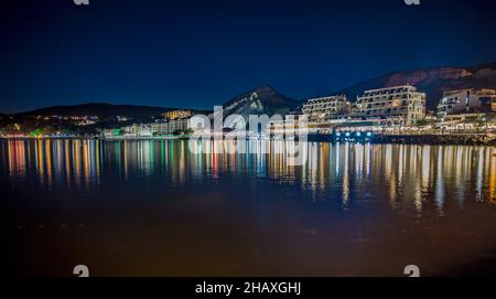 Vue imprenable de Kavarna, Bulgarie. Kavarna est une ville côtière de la mer Noire et station balnéaire dans la région de Dobruja, dans le nord-est de la Bulgarie. Banque D'Images