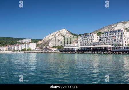 Vue imprenable de Kavarna, Bulgarie. Kavarna est une ville côtière de la mer Noire et station balnéaire dans la région de Dobruja, dans le nord-est de la Bulgarie. Banque D'Images