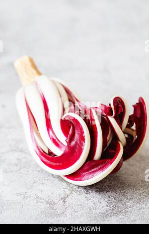 Radicchio Rosso di Trévise.Rouge vif avec une saveur légèrement amère, radicchio Rosso di Treviso PGI utilise l'eau de source naturelle pour faire ressortir son parti Banque D'Images