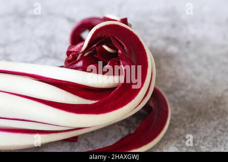 Radicchio Rosso di Trévise.Rouge vif avec une saveur légèrement amère, radicchio Rosso di Treviso PGI utilise l'eau de source naturelle pour faire ressortir son parti Banque D'Images