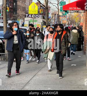 Les élèves du secondaire junior marchent sur 7th Avenue à Park Slope Brooklyn après que l'école porte des masques faciaux, la pandémie se poursuivant en novembre 2021. Banque D'Images