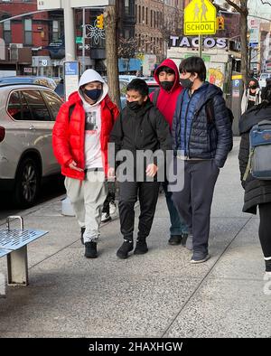 Les élèves du secondaire junior marchent sur 7th Avenue à Park Slope Brooklyn après que l'école porte des masques faciaux, la pandémie se poursuivant en novembre 2021. Banque D'Images