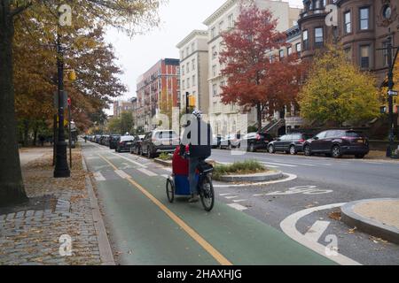 Couleurs d'automne le long de Prospect Park West la rue qui longe le côté ouest de Prospect Park dans le quartier Park Slope de Brooklyn, New York. Banque D'Images