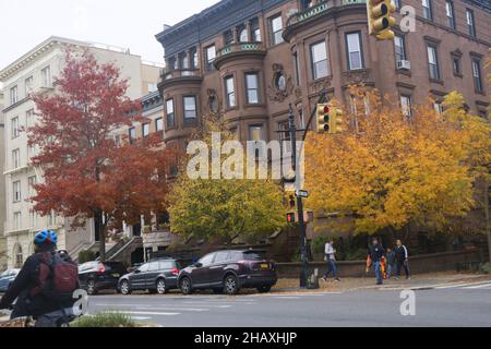 Couleurs d'automne le long de Prospect Park West la rue qui longe le côté ouest de Prospect Park dans le quartier Park Slope de Brooklyn, New York. Banque D'Images