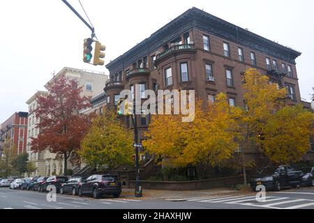 Couleurs d'automne le long de Prospect Park West la rue qui longe le côté ouest de Prospect Park dans le quartier Park Slope de Brooklyn, New York. Banque D'Images