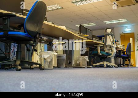 vue depuis le plancher des bureaux, des chaises et des écrans dans un bureau vide à aire ouverte Banque D'Images