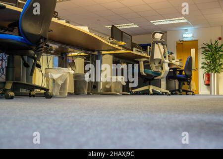 vue depuis le plancher des bureaux, des chaises et des écrans dans un bureau vide à aire ouverte Banque D'Images