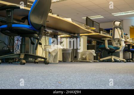 vue depuis le plancher des bureaux, des chaises et des écrans dans un bureau vide à aire ouverte Banque D'Images
