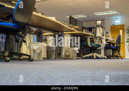 vue depuis le plancher des bureaux, des chaises et des écrans dans un bureau vide à aire ouverte Banque D'Images