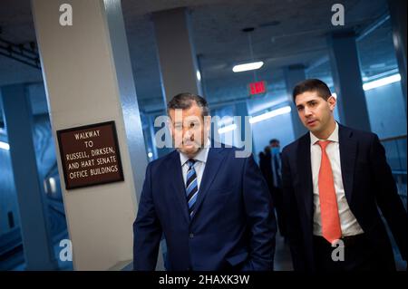 Washington, États-Unis d'Amérique.15th décembre 2021.Le sénateur américain Ted Cruz (républicain du Texas) passe par le métro du Sénat lors d'un vote au Capitole des États-Unis à Washington, DC, le mercredi 15 décembre 2021.Crédit: Rod Lamkey/CNP/Sipa USA crédit: SIPA USA/Alay Live News Banque D'Images