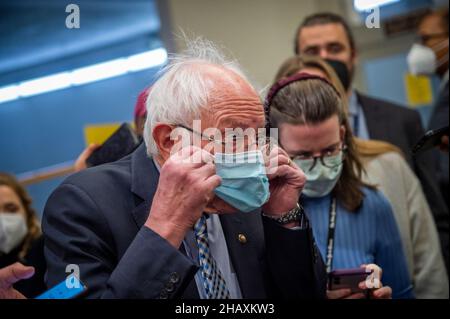 Washington, Vereinigte Staaten.15th décembre 2021.Le sénateur américain Bernie Sanders (indépendant du Vermont) discute avec des reporters alors qu'il passe dans le métro du Sénat lors d'un vote au Capitole des États-Unis à Washington, DC, le mercredi 15 décembre 2021.Credit: Rod Lamkey/CNP/dpa/Alay Live News Banque D'Images