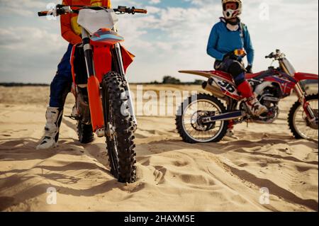 L'équipe de motocross repose sur une piste extrême Banque D'Images