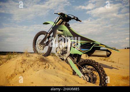 Moto garée dans une dune préparée pour le motocross Banque D'Images