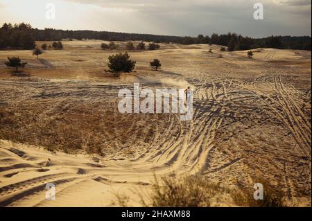 Promenade en moto dans une dune de sable vue de dessus Banque D'Images