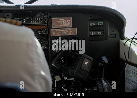 NAZCA, PÉROU - Spetember 26: Intérieur d'un petit avion passager avec pilote qui emmène les touristes en vol sur les lignes de nasca au pérou. Banque D'Images