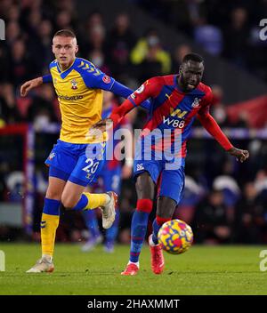 Cheikhou Kouyate (à droite) du Crystal Palace et will Smallbone de Southampton se battent pour le ballon lors du match de la Premier League à Selhurst Park, Londres.Date de la photo: Mercredi 15 décembre 2021. Banque D'Images