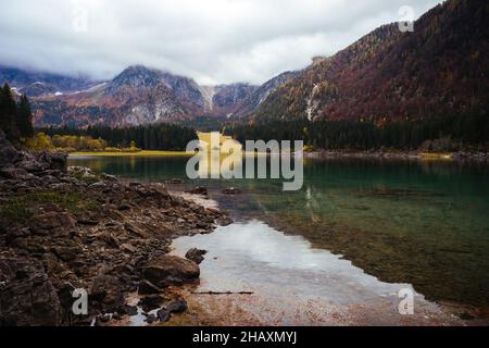 Lacs de Fusine en automne, Tarvisio, Italie Banque D'Images