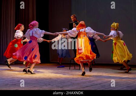 Omsk, Russie.05 décembre 2021.Les danseuses de Prohodka sont en train de courir en forme de grand cercle autour du joueur de bayan.Performance de l'ensemble Samo Banque D'Images